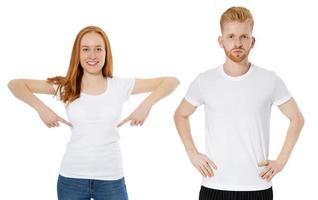 jonge man en meisje in witte t-shirts geïsoleerd op een witte achtergrond close-up foto