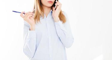 geïsoleerde portret van zakelijke meisje met smartphone. vrouw tolking op de telefoon. zelfverzekerde jonge manager. kopieer ruimte foto