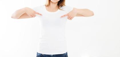 t-shirtontwerp, mensenconcept - close-up van jonge vrouw in wit overhemd, geïsoleerde voorzijde. mock-up sjabloon voor design print. kopieer ruimte foto