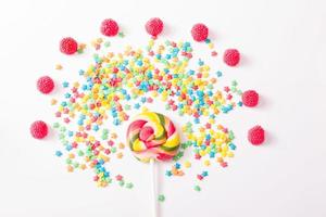 kleurrijke snoep, lolly en snoep geïsoleerd op een witte achtergrond. bovenaanzicht. selectieve aandacht. foto