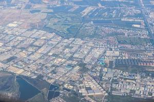 bovenaanzicht van woonwijk, buitenwijk van thailand. uitzicht vanuit het raam van een vliegtuig foto