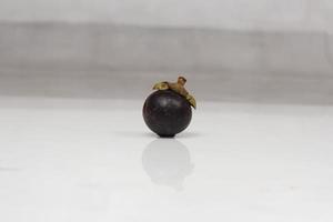 mangosteen is een tropische vrucht uit Azië. mangosteen heeft een kenmerkende zoetzure smaak. mangosteen heeft ook een groot aantal voordelen, eigenschappen en voedingswaarde die nuttig is voor de gezondheid. foto