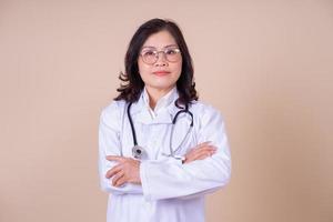 afbeelding van een Aziatische vrouwelijke arts van middelbare leeftijd op de achtergrond foto