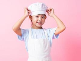 afbeelding van Aziatisch kind dat oefent om chef-kok te worden foto