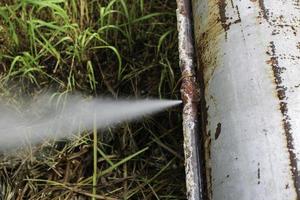 corrosie roestig door socket buis stoom gaslek pijpleiding foto