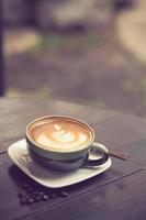 latte art koffie met vintage kleur koffieboon foto