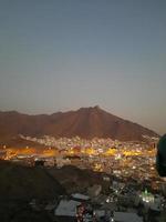 prachtig uitzicht op de berg jabal al noor in mekka. hira-grot bevindt zich op de top van de jabal al noor-berg waar bezoekers van over de hele wereld op bezoek komen. foto