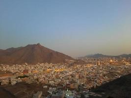 prachtig uitzicht op de berg jabal al noor in mekka. hira-grot bevindt zich op de top van de jabal al noor-berg waar bezoekers van over de hele wereld op bezoek komen. foto