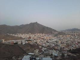 prachtig uitzicht op de berg jabal al noor in mekka. hira-grot bevindt zich op de top van de jabal al noor-berg waar bezoekers van over de hele wereld op bezoek komen. foto