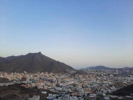 prachtig uitzicht op de berg jabal al noor in mekka. hira-grot bevindt zich op de top van de jabal al noor-berg waar bezoekers van over de hele wereld op bezoek komen. foto