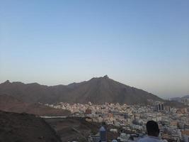 prachtig uitzicht op de berg jabal al noor in mekka. hira-grot bevindt zich op de top van de jabal al noor-berg waar bezoekers van over de hele wereld op bezoek komen. foto