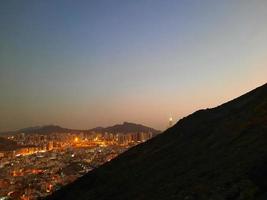 prachtig uitzicht op de berg jabal al noor in mekka. hira-grot bevindt zich op de top van de jabal al noor-berg waar bezoekers van over de hele wereld op bezoek komen. foto
