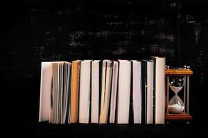stapel verschillende boeken op donkere achtergrond. kennis begrip. foto