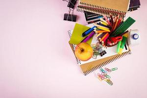 set van kleurrijke schoolbenodigdheden, boeken en notebooks. accessoires voor kantoorbenodigdheden. bovenaanzicht. foto