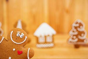 peperkoek kerstkoekjes op houten achtergrond foto