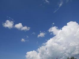 witte wolken en lucht foto