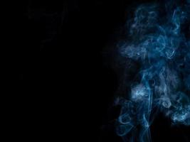 witte rook, abstract op zwarte achtergrond foto