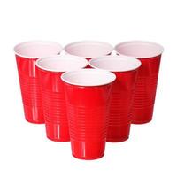 beer Pong. rode plastic bekers geïsoleerd