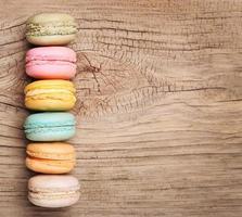 kleurrijke Franse macarons op houten achtergrond foto