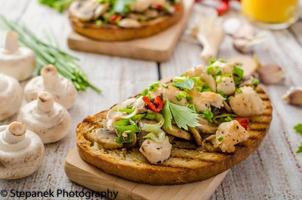toast met champignons en gebakken kip foto