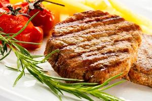 gegrilde steak, frietjes en groenten
