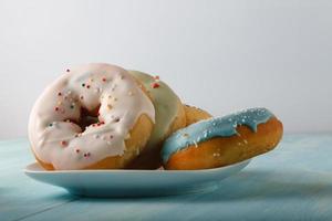 donuts op schotel foto