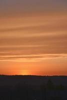 rode en blauwe avondzonsondergang over het bos foto