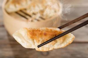 Chinese voorgerecht pan gebakken dumplings foto
