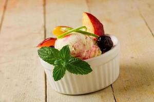 ijs beker met fruit foto