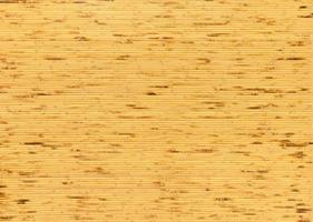 achtergrond en textuur van decoratief geel bamboehout op het afwerken van het muuroppervlak. bamboe lijn maken van vuur branden. foto