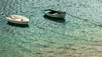 twee boten in san vicente de la barquera, cantabrië, spanje. horizontaal beeld. foto
