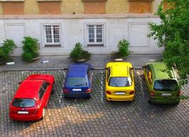 kleurrijke auto's samen geparkeerd op de parkeerplaats foto