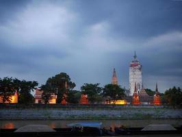 kleurrijke lichten van ayutthaya-pagode-erfgoedsite in schemerhemel foto