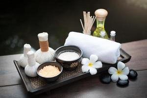 thai spa massage kompres ballen en zout spa objecten foto