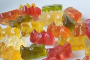 gummy snoepjes op een bord op gele achtergrond. foto