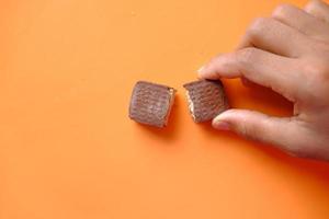 kind jongen hand plukken donkere chocolade foto