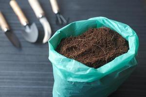 cocopeat en tuingereedschap een tafel met kopieerruimte foto