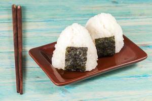 rijstbal, onigiri, rijst mengen met zeewier. foto