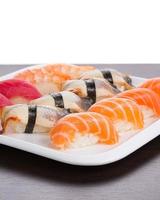 Japanse keuken. set sushi nigiri op witte plaat.