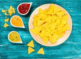 plaat van nacho's met verschillende dips