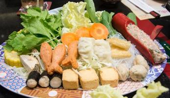 mosselen met gemengde groenten op schotel, suki yaki japanes foto