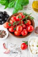tomaten en mozzarella met basilicumblaadjes foto