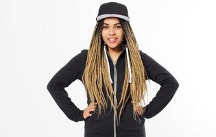 jong meisje met dreadlocks met lege en oversized lange hoodie en zwarte pet. buitenshuis levensstijl portret, hipster foto