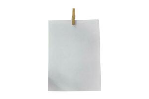 houten clip en wit papier geïsoleerd op een witte achtergrond. object met uitknippad foto
