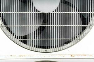 close-up van airconditioning compressor buiten. foto