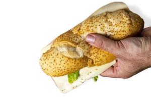mannelijke hand met een natuurlijke sandwich op een witte achtergrond. selectieve aandacht. foto