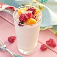 verse yoghurt met frambozen en mango