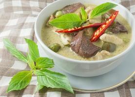 Thaise groene curry met kip in kokosmelk foto