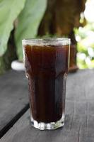 ijs zwarte koffie op houten tafel foto