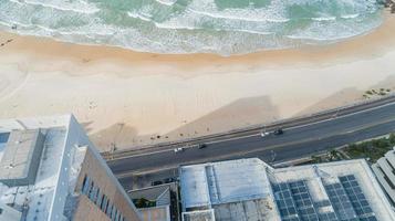 luchtfoto van gebouwen, tropisch strand, bovenaanzicht van de golven op het prachtige zandstrand foto